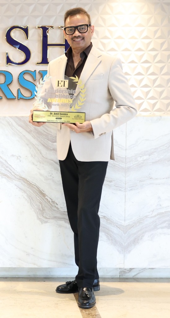 Dr. Amit Saxena receiving a leadership recognition